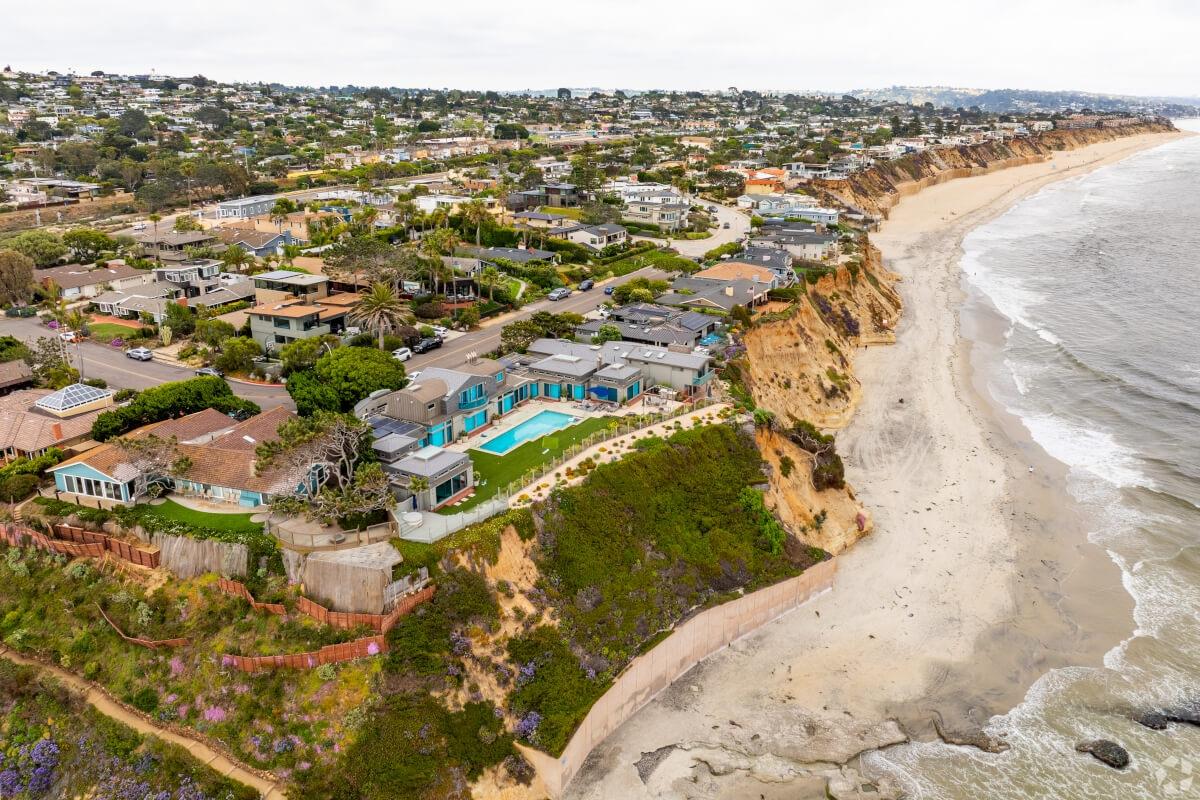Houses sit along the cliffs at Solana Beach.