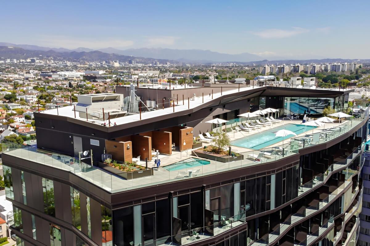 Rooftop pool at 6401 Wilshire Drive in Los Angeles, CA.