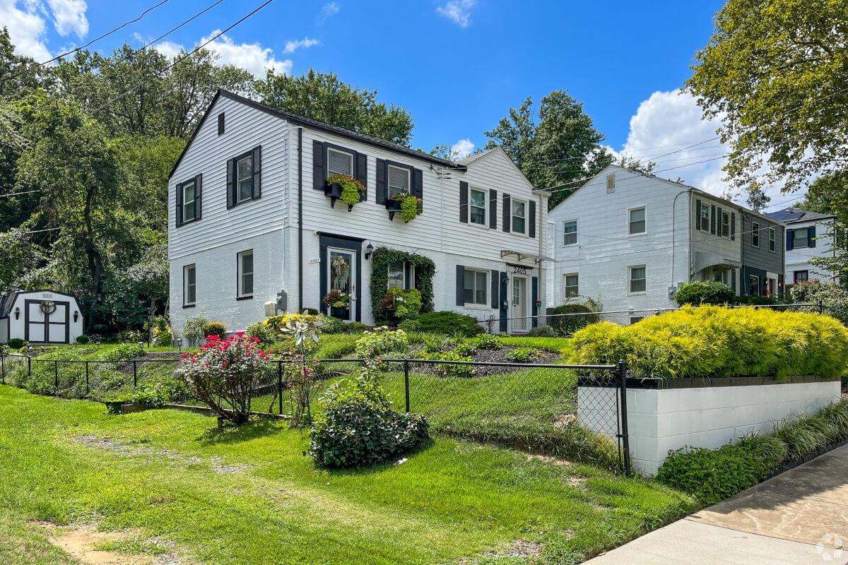 Townhomes in Huntington neighborhood in Alexandria, VA