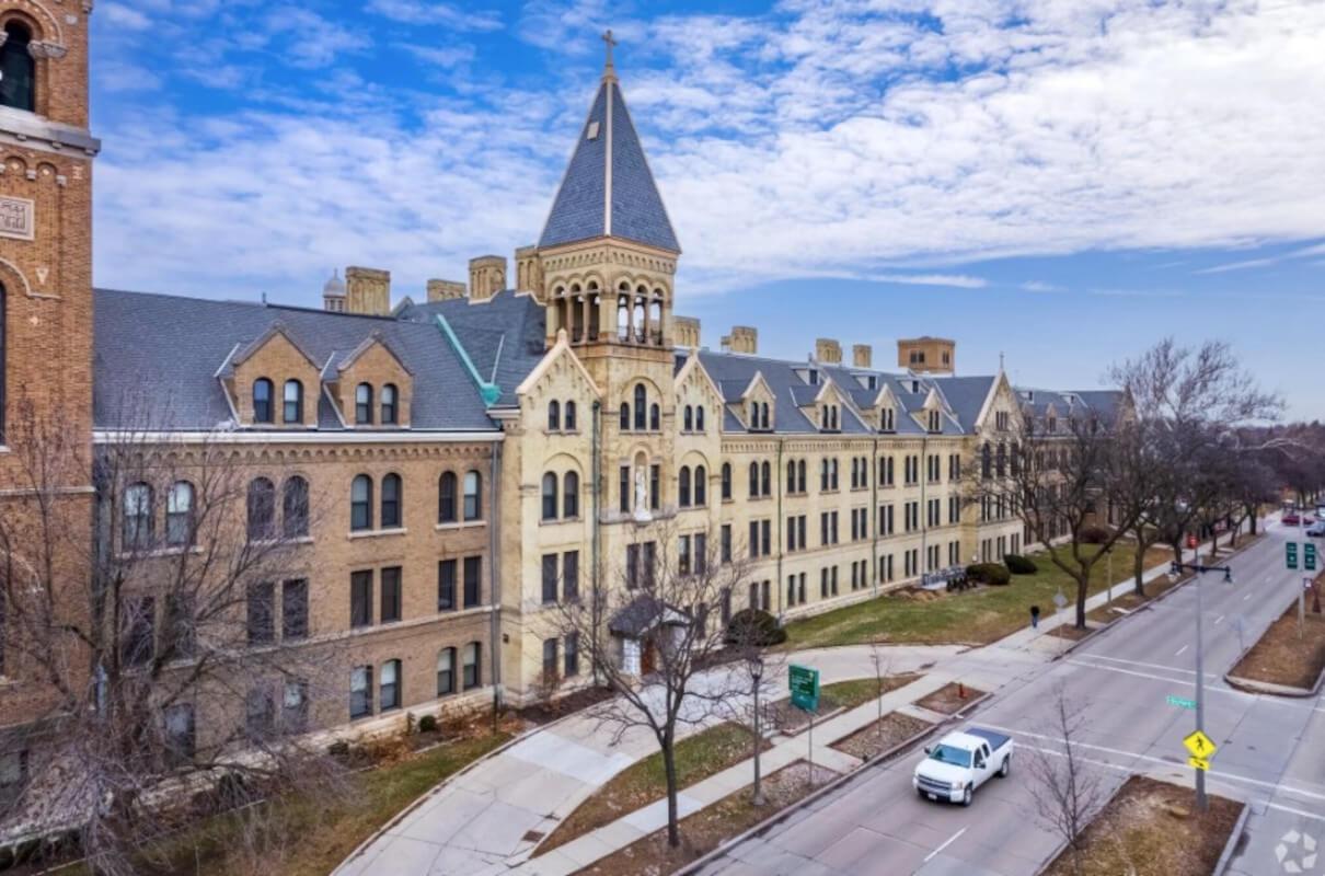 Apartments in Burnham Park in Milwaukee, WI