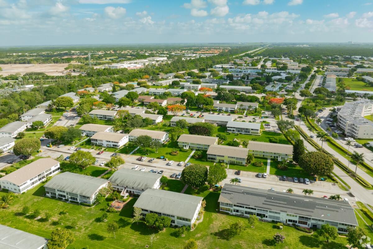 Century Village Palm Beach is perfect for those who want to live the quiet, but fun life.