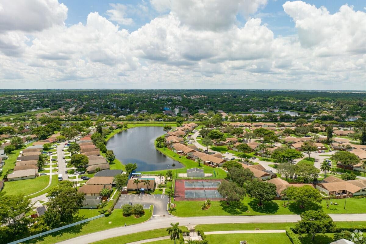 Kenwood Estates is a beautiful outdoor neighborhood that offers residents fun in the sun all day.