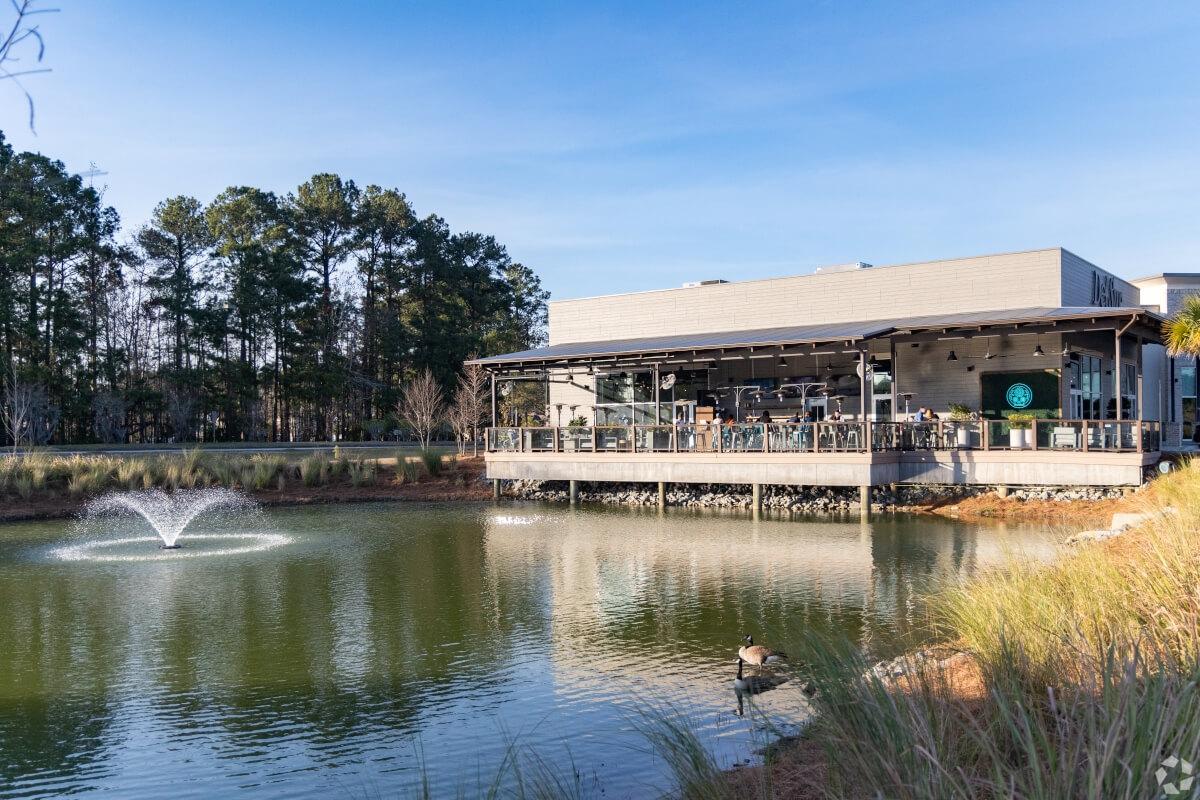 Photo of dining options residents of Pooler, GA have access to.