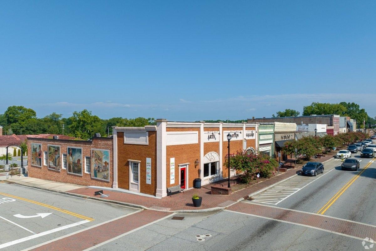 Historic downtown Jonesboro GA with art murals and preserved architecture — perfect for apartment hunters looking for Southern charm and cultural flair. 