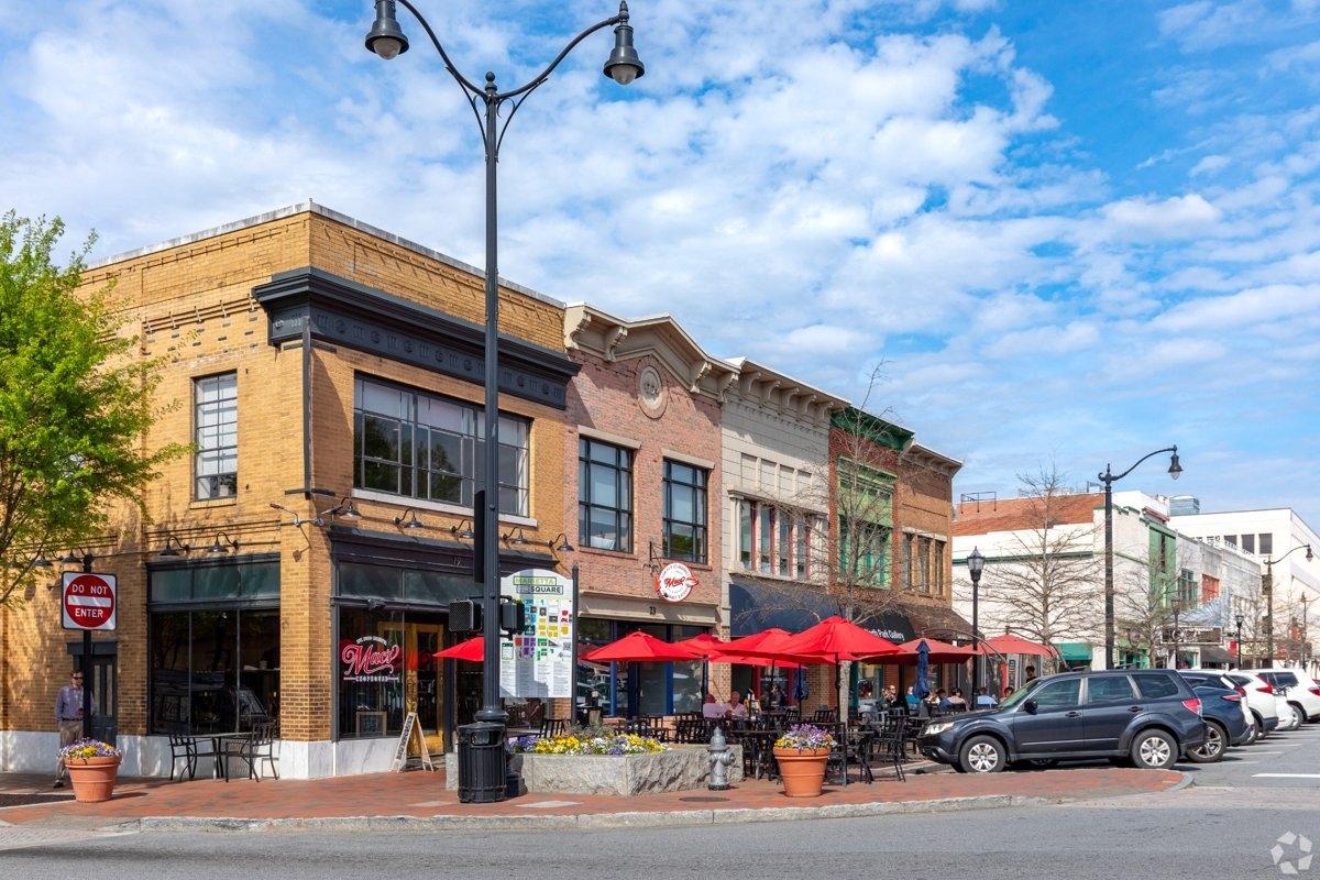Historic downtown Marietta GA with outdoor dining and brick storefronts — ideal for renters seeking a walkable, vibrant community near Atlanta.