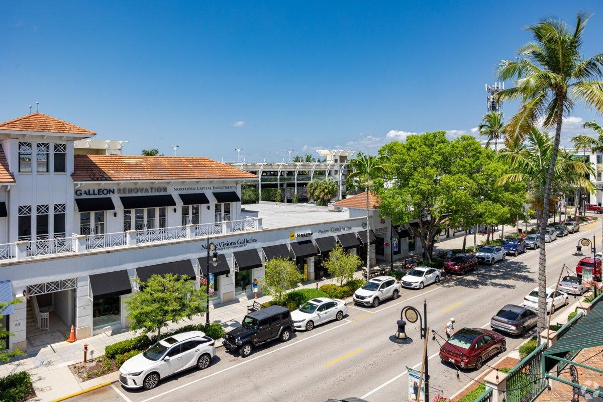 Stylish storefronts and tree-lined streets in Naples FL — ideal for renters desiring a vibrant coastal community with boutique shopping and dining.