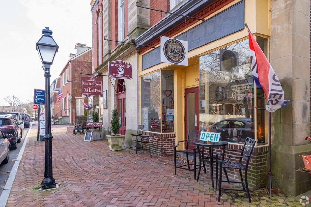 Quaint brick-lined streets and historic storefronts in Old New Castle DE — ideal for renters seeking charming, walkable neighborhoods with colonial character.