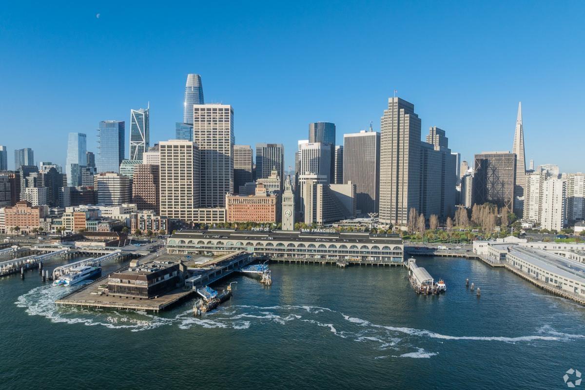 Waterfront skyline of San Francisco, California featuring modern high-rises, the Salesforce Tower, and the Ferry Building—ideal for upscale apartment living by the bay.