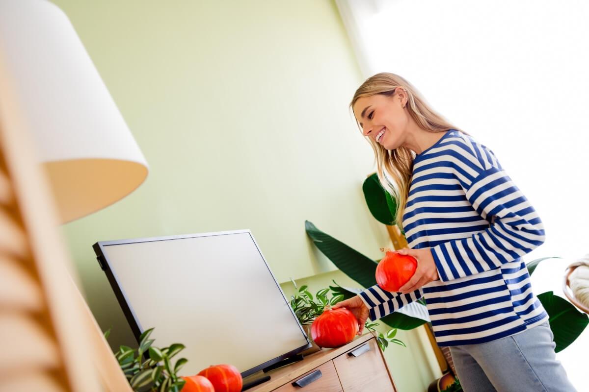 Tenant decorates her apartment for fall