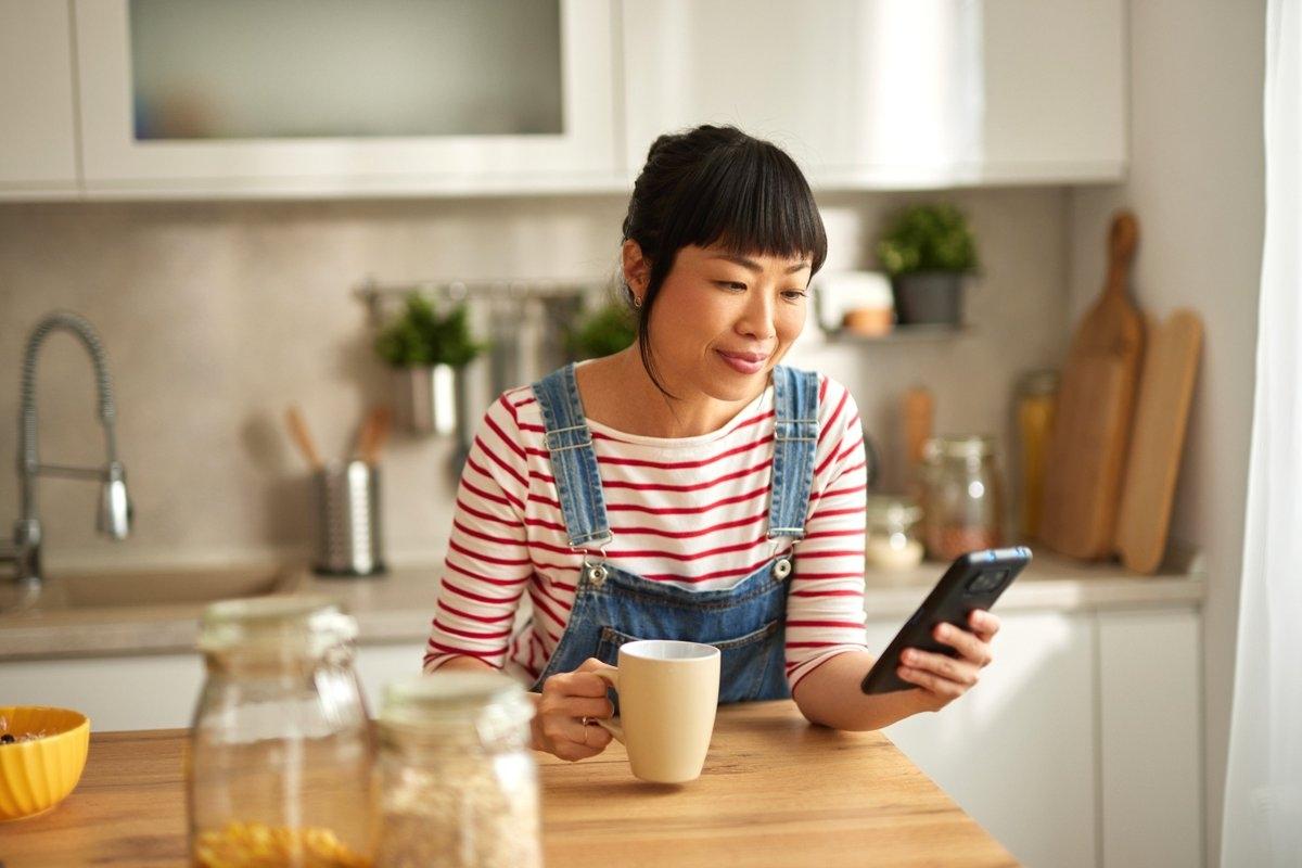 Renter searching for an apartment using her cell phone