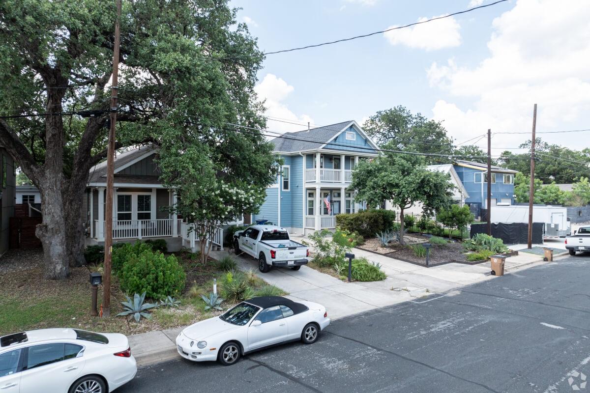 Residential Streets in Holly neighborhood