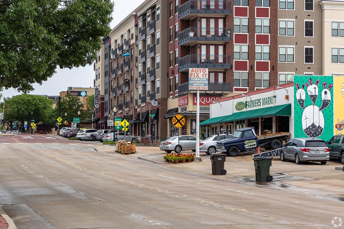 Shopping and grocery stores in Old Towne neighborhood 