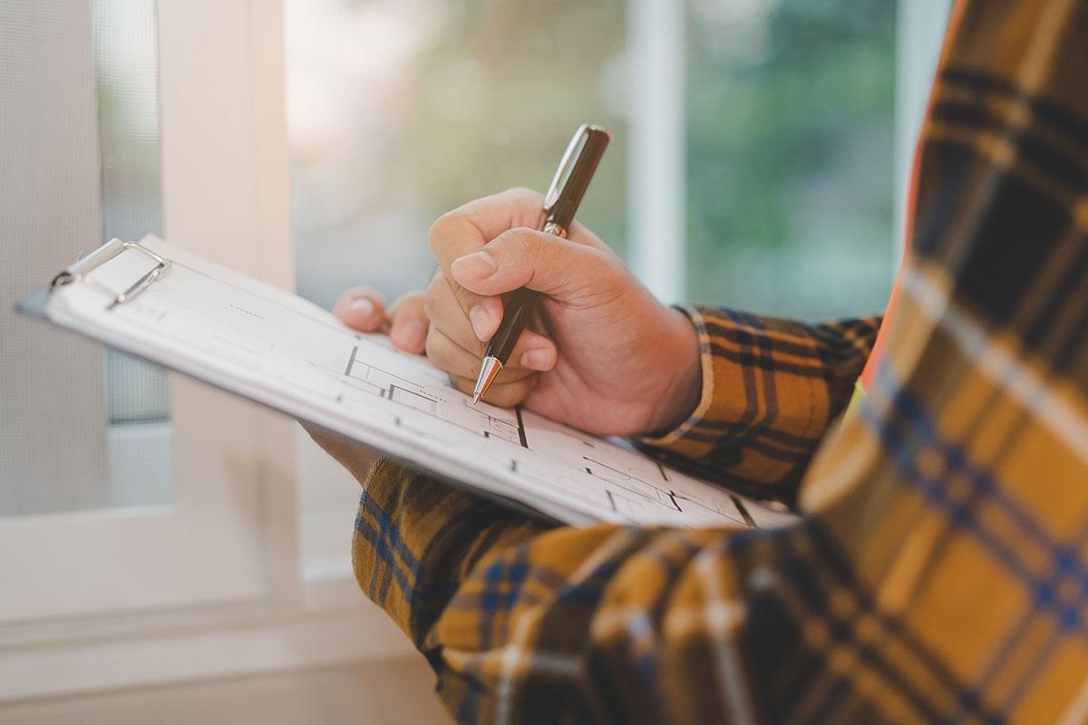 Renter creating an apartment inspection checklist before touring.