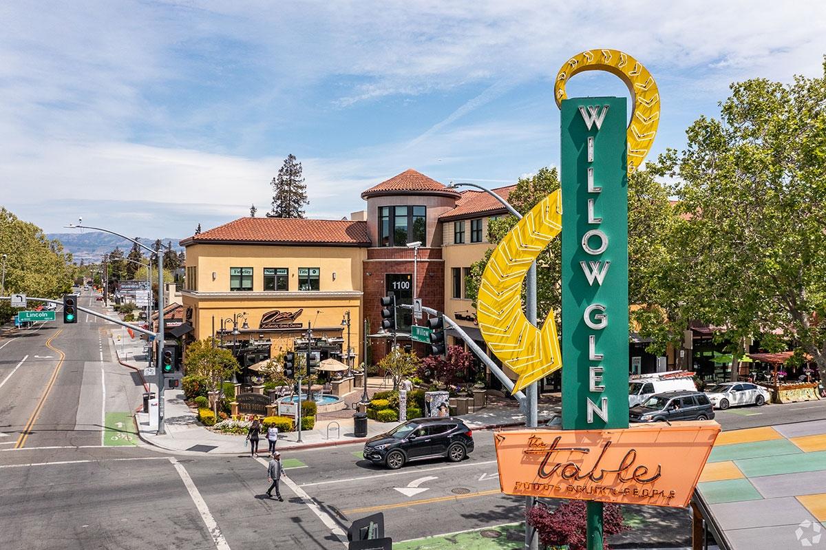 Willow Glen is located on Lincoln Avenue, where residents can find coffee shops, resaturants, and boutiques.