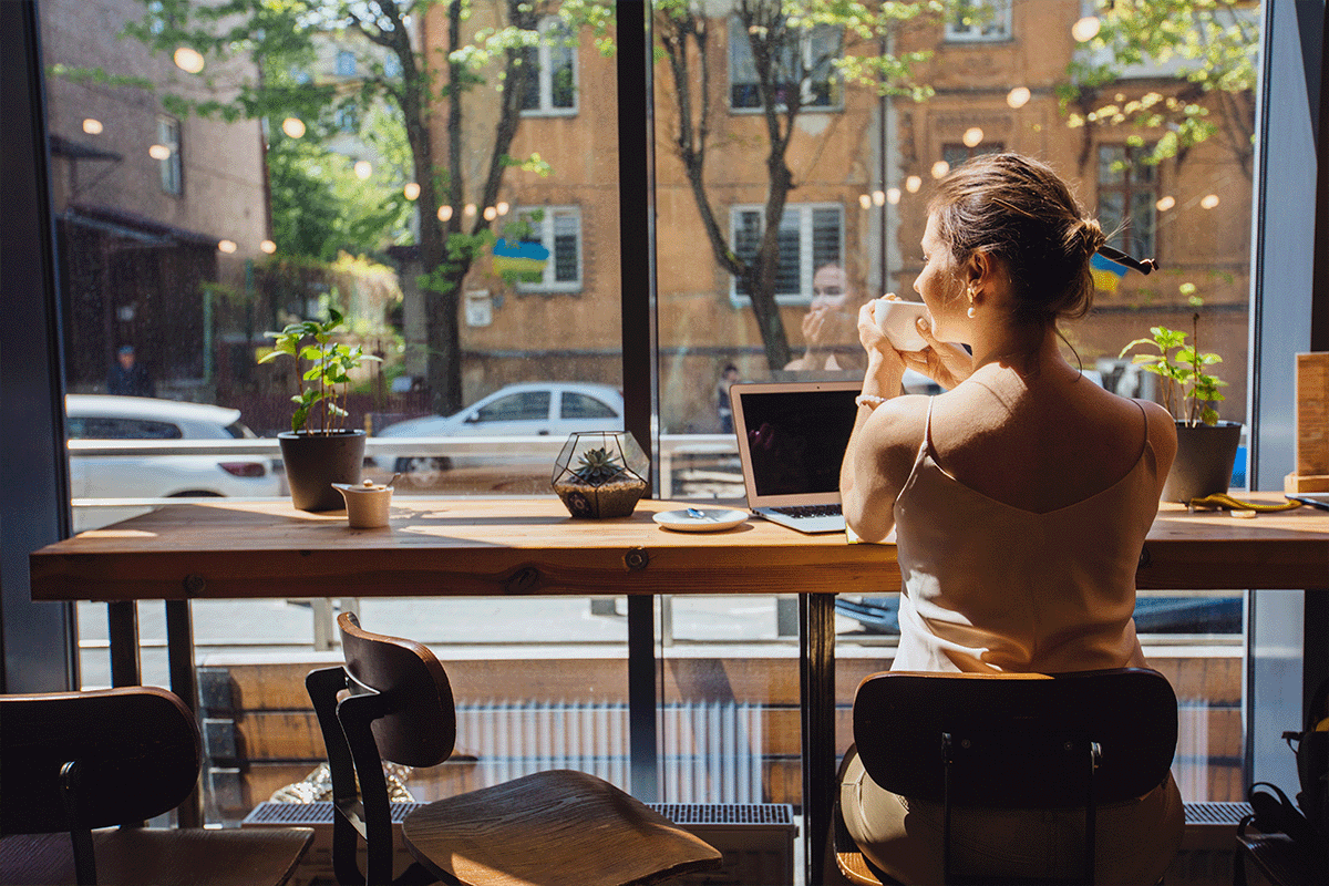 Renter working in a cafe
