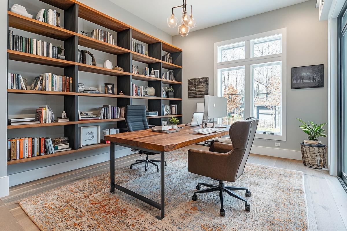 An office with furniture aligned in the command position.
