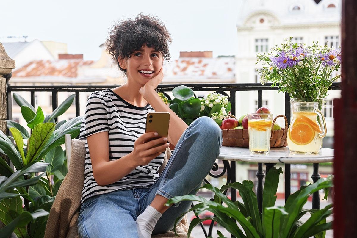 Renter researching the different renters insurance coverage options.