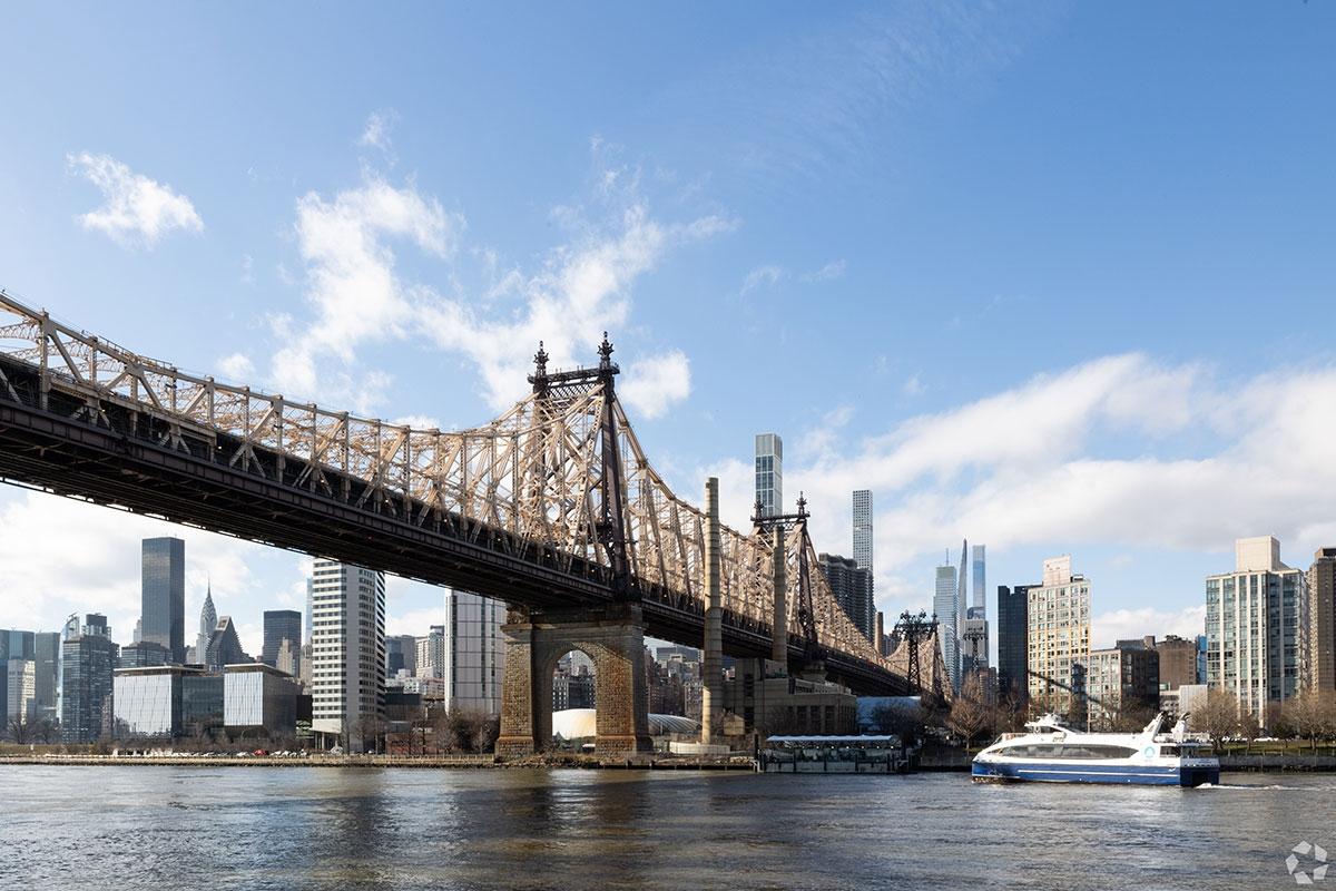 Long Island is close to the city of Manhattan.