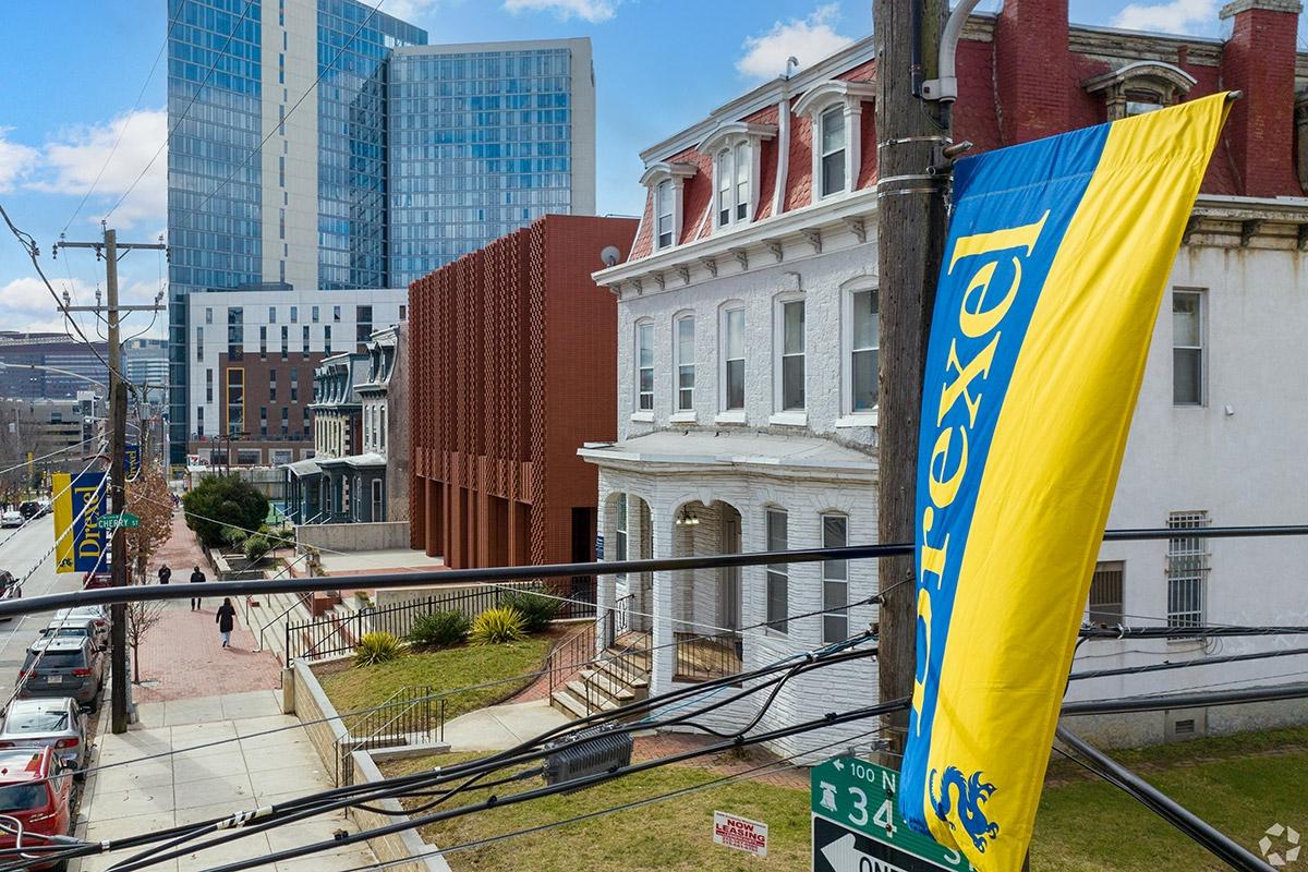 Off-campus housing sits on streets labeled with Drexel University flags.
