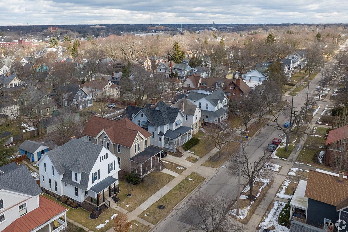 Large homes sit on decently-sized lawns in Midtown Grand Rapids.