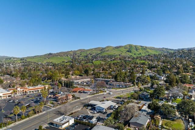 San Jose sits between the Diablo Range and the Santa Cruz Mountains.