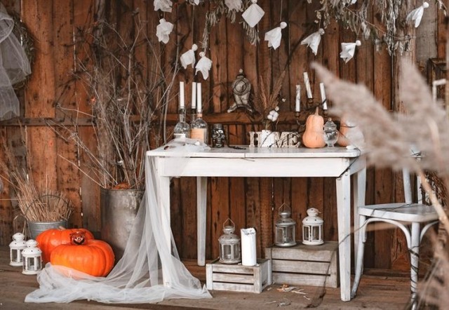 An outdoor Halloween display