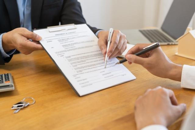 A landlord points out policies and fees on a lease.