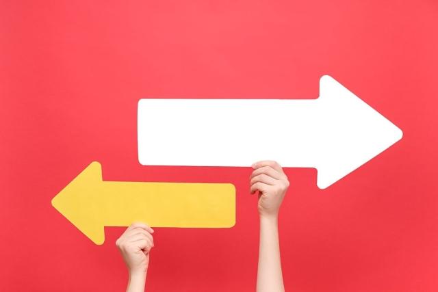 Arrows deciding which way to take. Short-term lease or long-term lease?