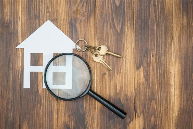 House keys and magnifying glass