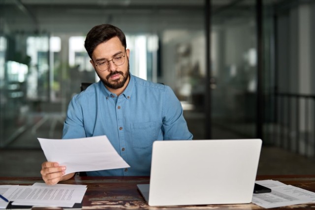 Landlord is reviewing tenant applications