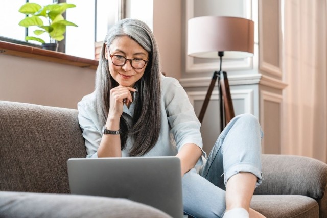 Lady sitting on sofa with laptop